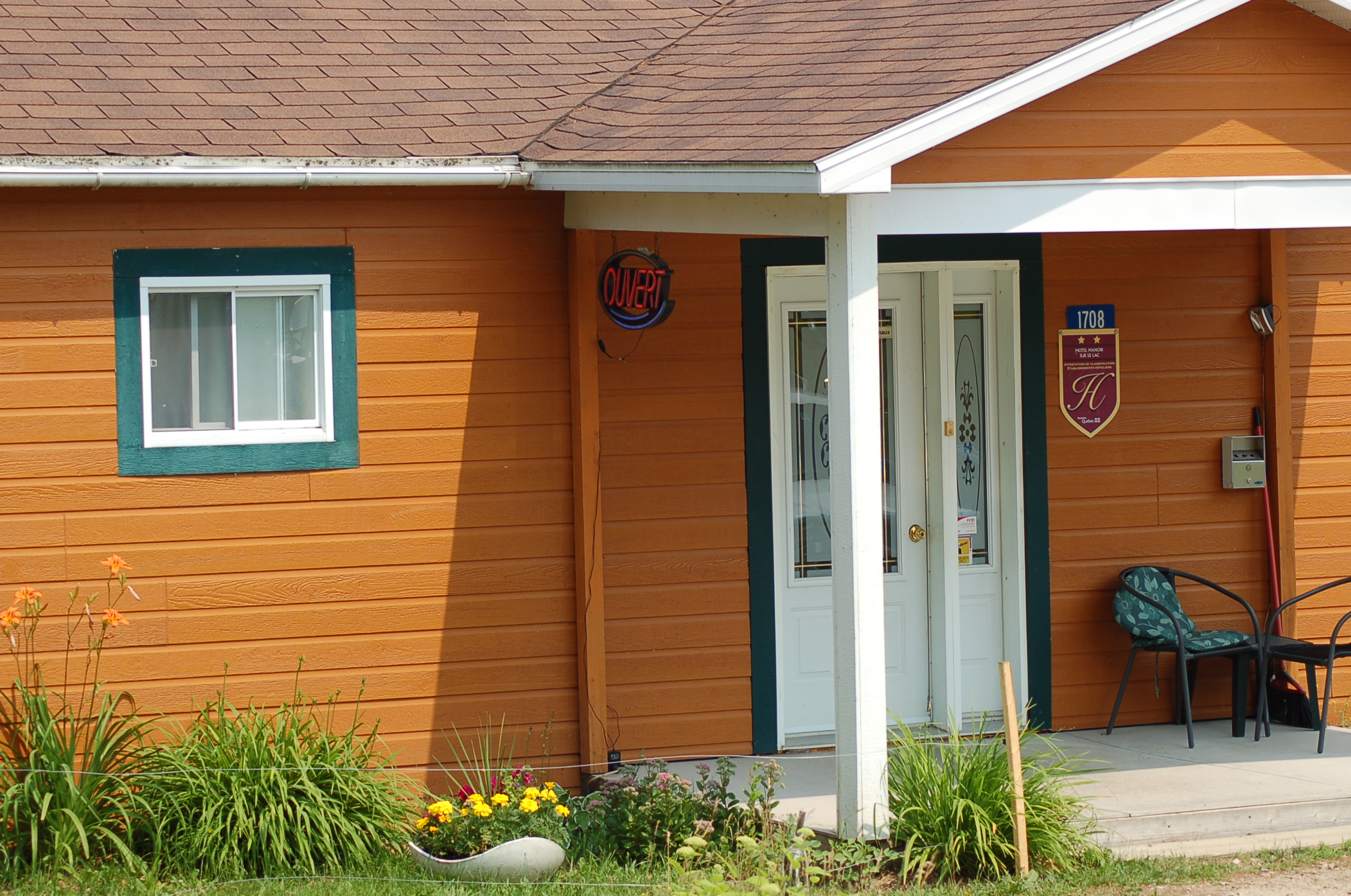 037 (2) Motel Manoir sur le lac