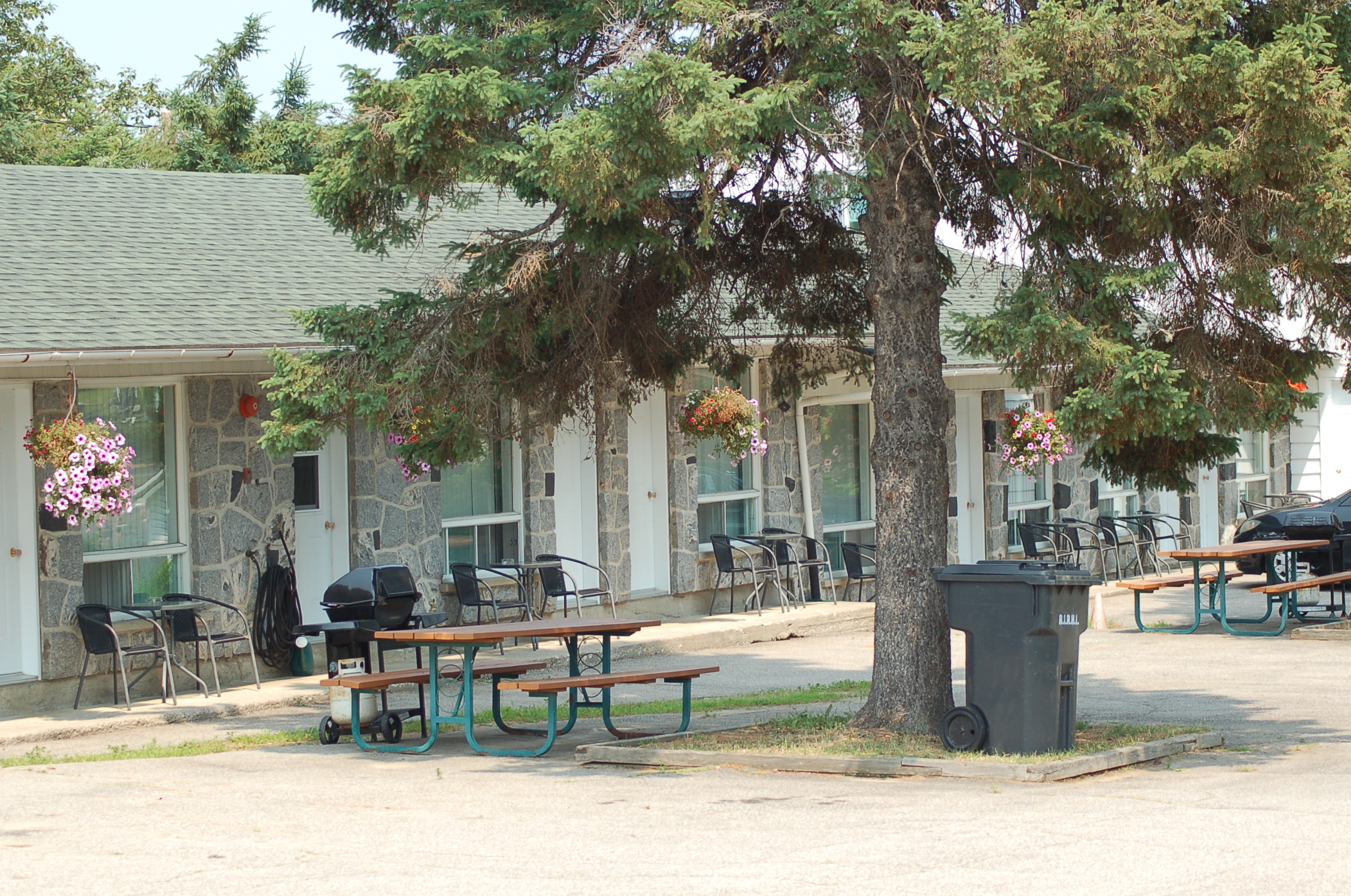 042 (2) Motel Manoir sur le lac