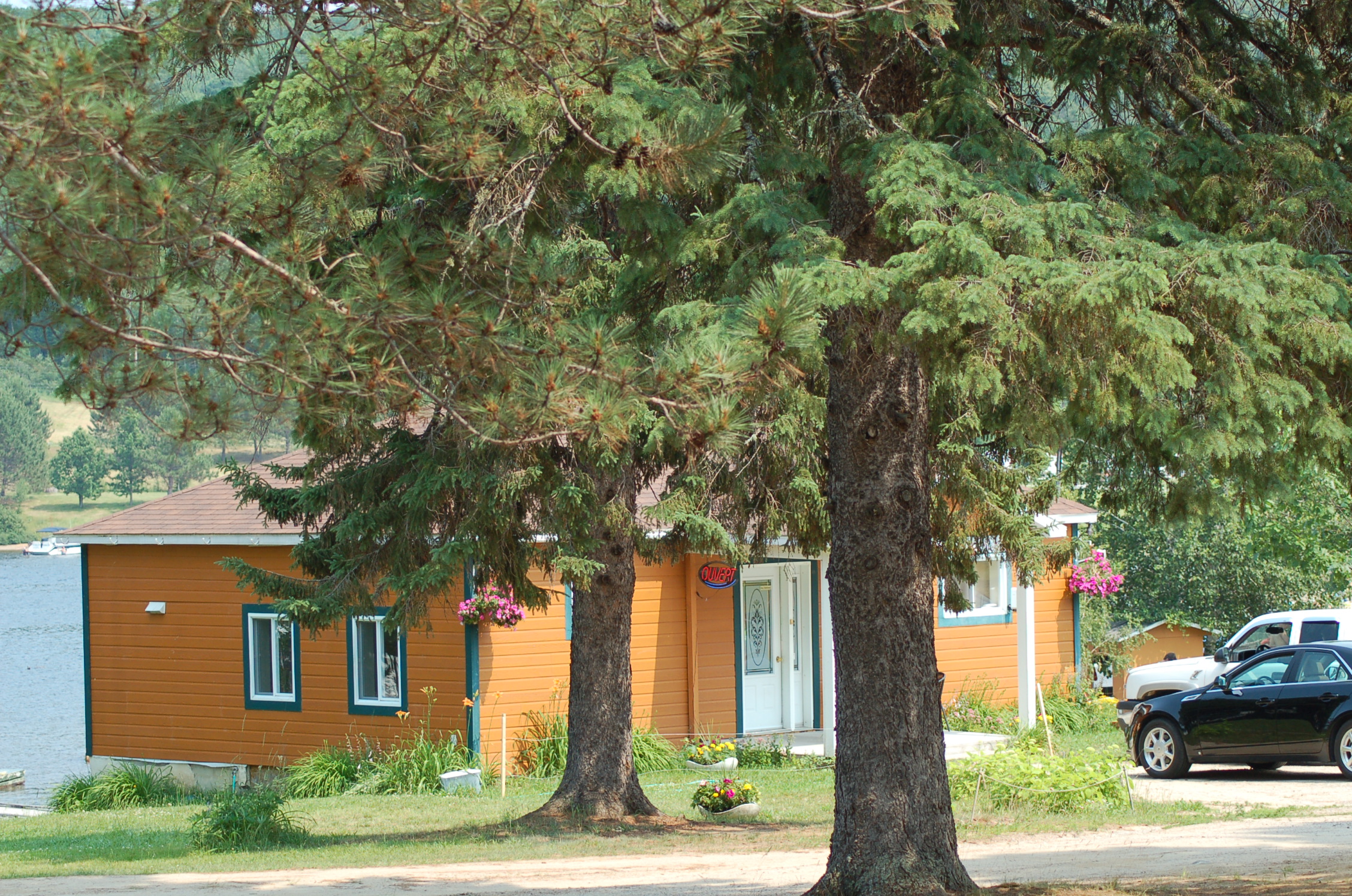 046 (2) Motel Manoir sur le lac