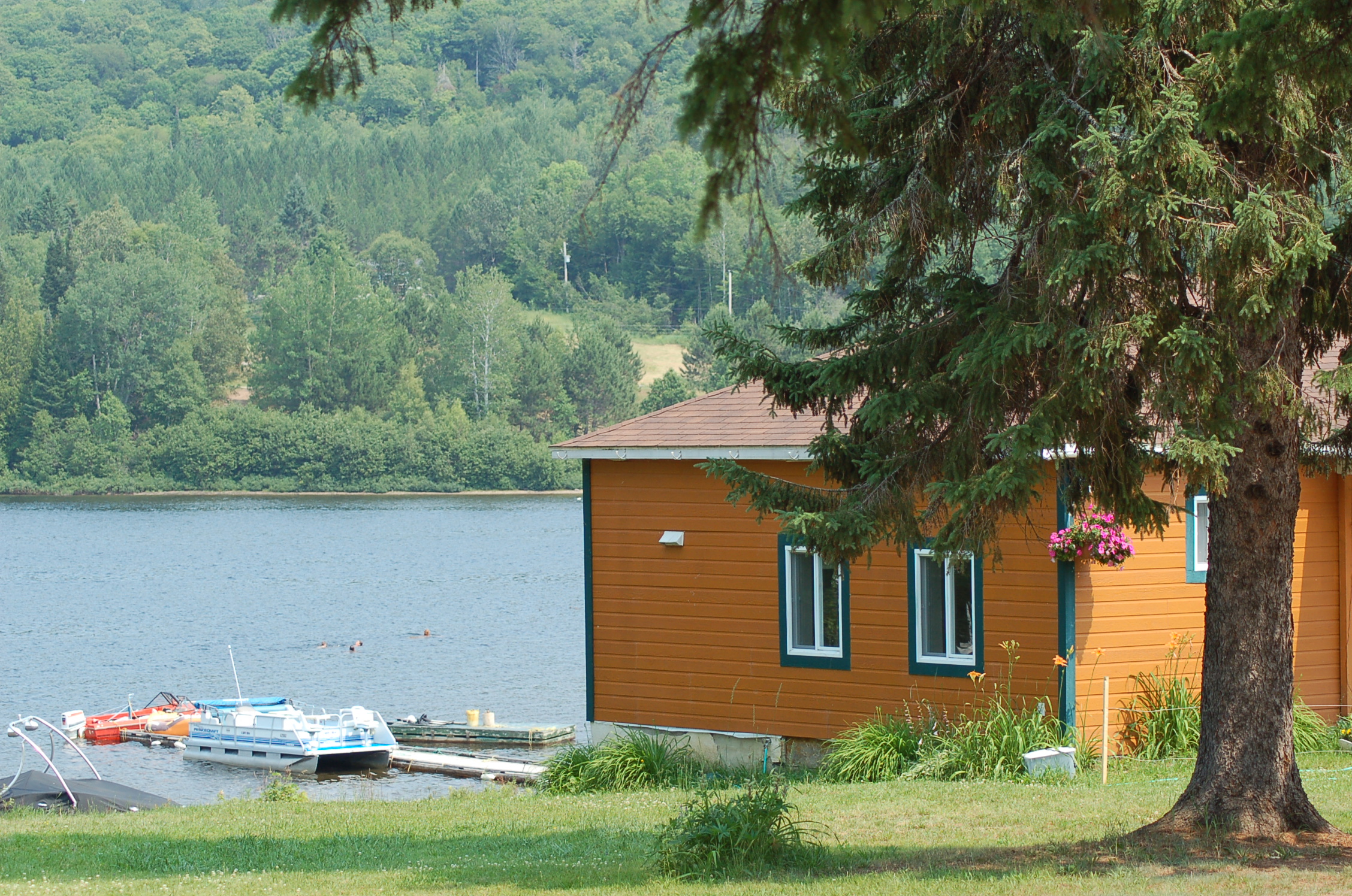 047 (2) Motel Manoir sur le lac